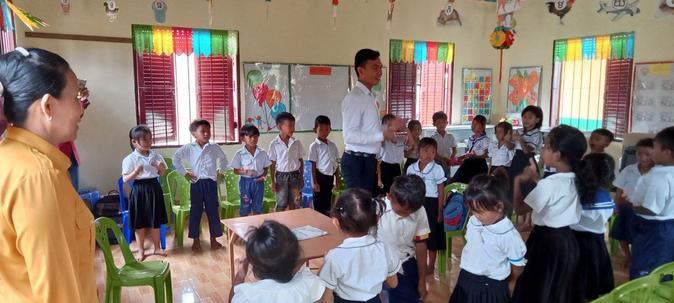 2. Teacher ask children to pracice greeting one by one under the observation of DOE.jpg